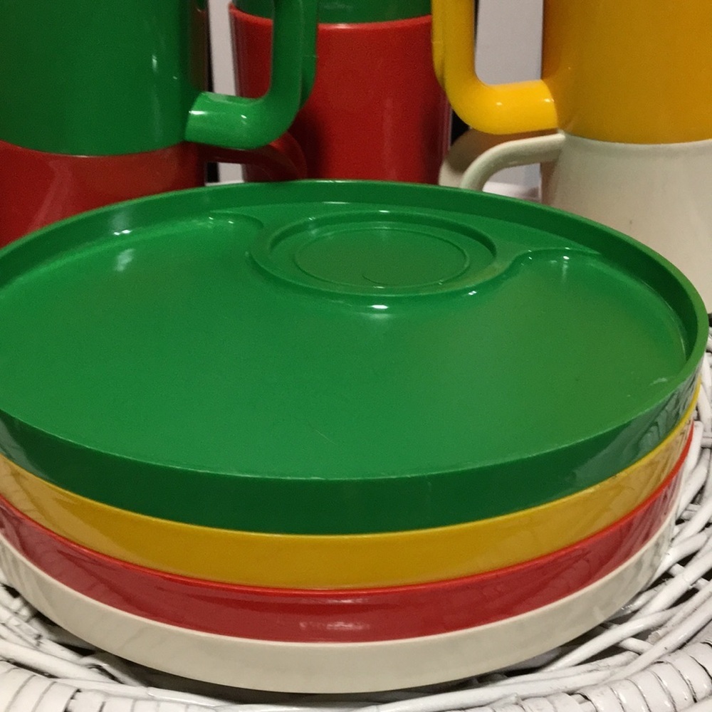 10 Piece Vintage Ingrid Picnic Set Stackable Snack Plates/Cups For RV/Pool/Boat - Picture 2 of 13